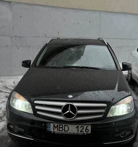Черный Мерседес Ц-Класс, объемом двигателя 2.2 л и пробегом 480 тыс. км за 6500 $, фото 1 на Automoto.ua