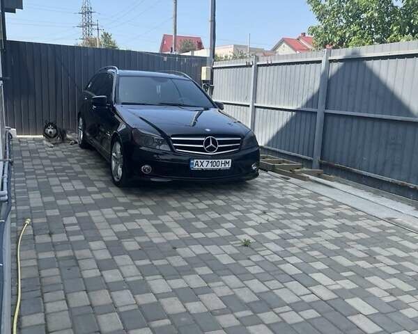 Черный Мерседес Ц-Класс, объемом двигателя 2.1 л и пробегом 302 тыс. км за 10000 $, фото 1 на Automoto.ua