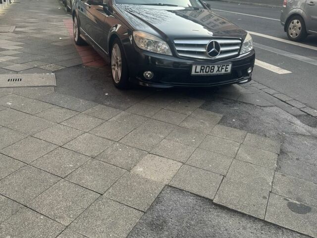 Черный Мерседес Ц-Класс, объемом двигателя 2 л и пробегом 180 тыс. км за 4086 $, фото 1 на Automoto.ua