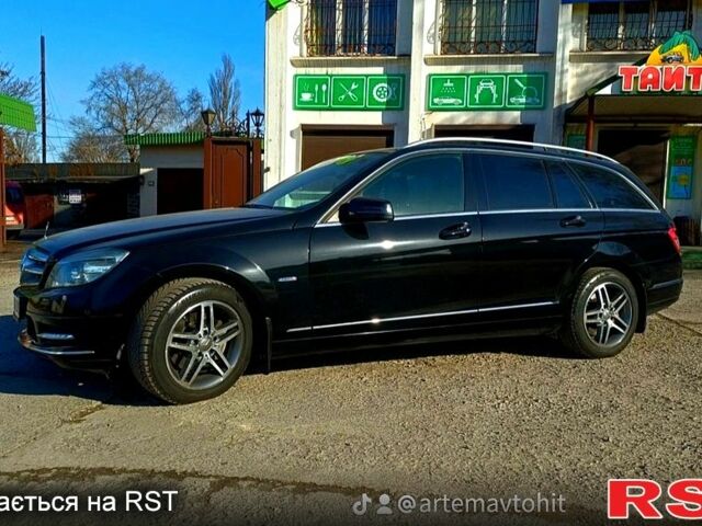 Черный Мерседес Ц-Класс, объемом двигателя 2.2 л и пробегом 305 тыс. км за 9799 $, фото 1 на Automoto.ua