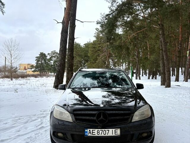 Черный Мерседес Ц-Класс, объемом двигателя 2.1 л и пробегом 300 тыс. км за 9500 $, фото 1 на Automoto.ua