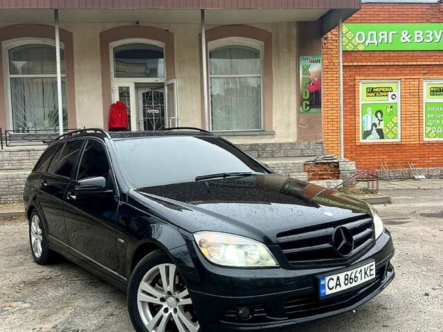 Черный Мерседес Ц-Класс, объемом двигателя 2.2 л и пробегом 243 тыс. км за 10000 $, фото 1 на Automoto.ua