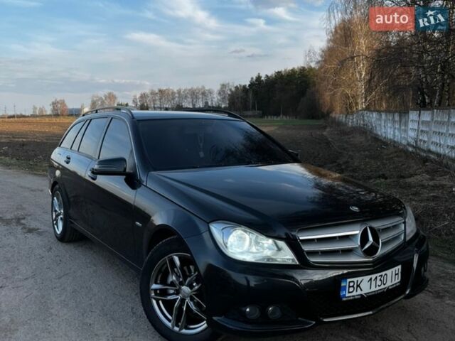 Черный Мерседес Ц-Класс, объемом двигателя 2.14 л и пробегом 382 тыс. км за 10400 $, фото 1 на Automoto.ua