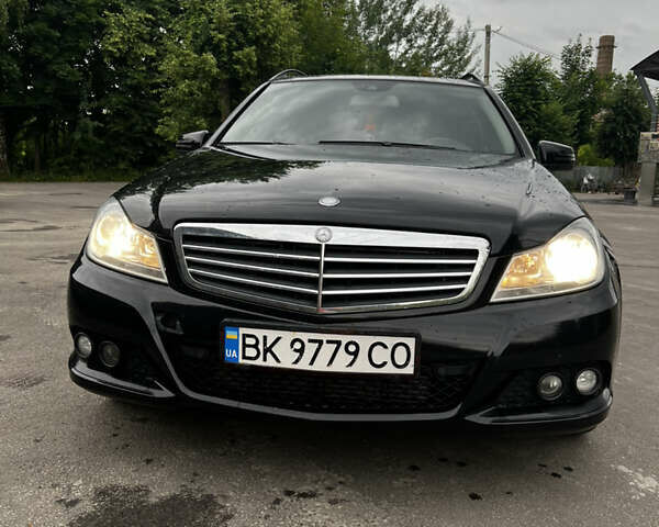 Чорний Мерседес Ц-Клас, об'ємом двигуна 2.14 л та пробігом 250 тис. км за 11500 $, фото 1 на Automoto.ua