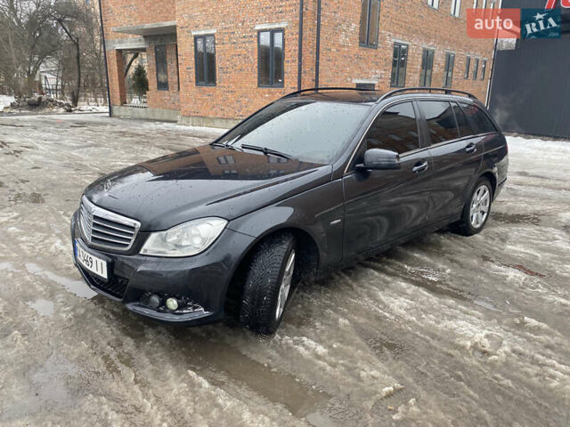 Черный Мерседес Ц-Класс, объемом двигателя 2.14 л и пробегом 300 тыс. км за 9250 $, фото 1 на Automoto.ua