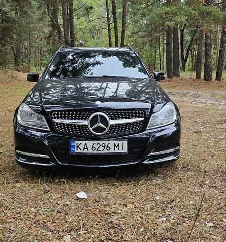 Черный Мерседес Ц-Класс, объемом двигателя 2.14 л и пробегом 260 тыс. км за 13000 $, фото 1 на Automoto.ua