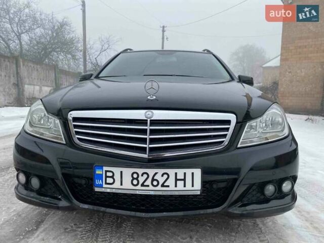 Черный Мерседес Ц-Класс, объемом двигателя 2.2 л и пробегом 300 тыс. км за 10850 $, фото 1 на Automoto.ua