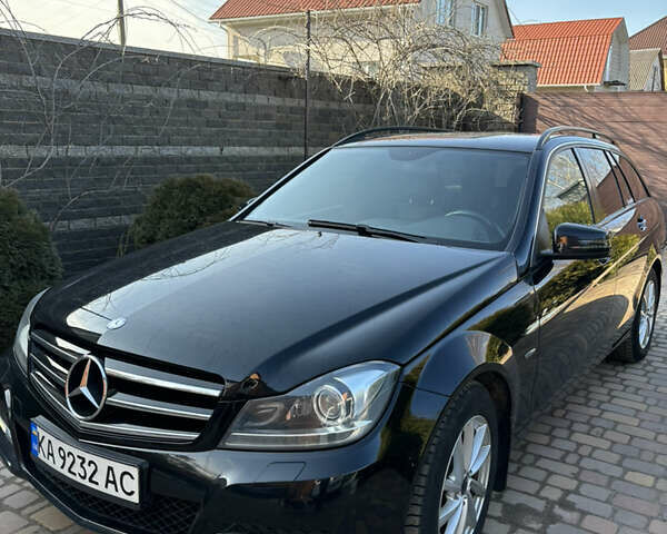 Чорний Мерседес Ц-Клас, об'ємом двигуна 2.2 л та пробігом 273 тис. км за 11500 $, фото 1 на Automoto.ua