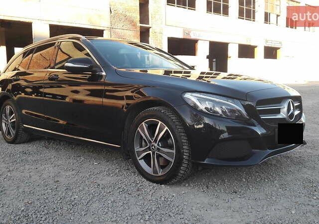 Черный Мерседес Ц-Класс, объемом двигателя 2.2 л и пробегом 149 тыс. км за 18000 $, фото 1 на Automoto.ua