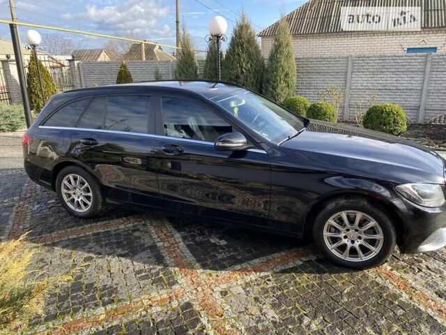 Черный Мерседес Ц-Класс, объемом двигателя 2.14 л и пробегом 350 тыс. км за 14200 $, фото 1 на Automoto.ua