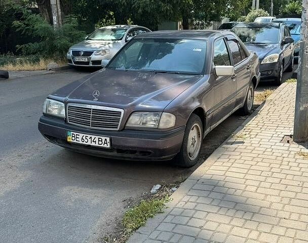Фіолетовий Мерседес Ц-Клас, об'ємом двигуна 1.8 л та пробігом 200 тис. км за 1200 $, фото 1 на Automoto.ua