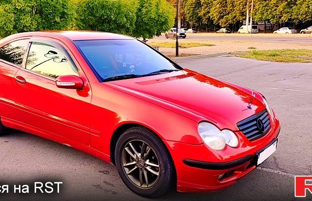 Червоний Мерседес Ц-Клас, об'ємом двигуна 2 л та пробігом 300 тис. км за 5000 $, фото 1 на Automoto.ua