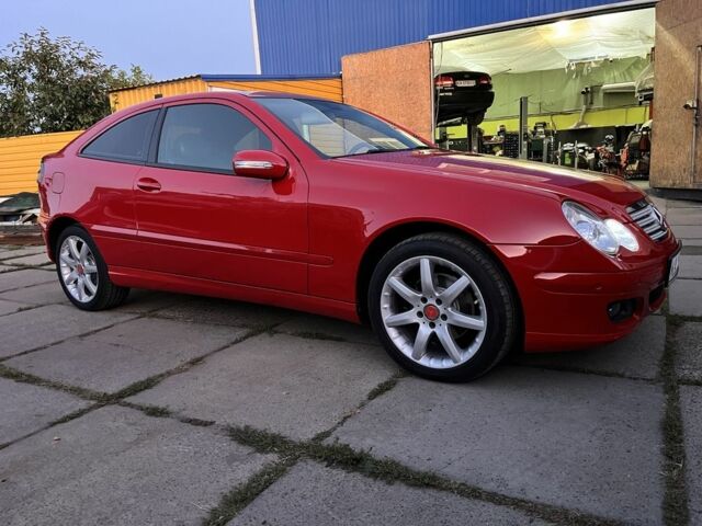 Красный Мерседес Ц-Класс, объемом двигателя 1.8 л и пробегом 229 тыс. км за 7500 $, фото 1 на Automoto.ua