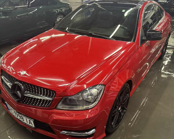 Красный Мерседес Ц-Класс, объемом двигателя 1.8 л и пробегом 188 тыс. км за 12300 $, фото 1 на Automoto.ua