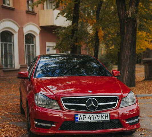 Красный Мерседес Ц-Класс, объемом двигателя 1.8 л и пробегом 257 тыс. км за 11500 $, фото 1 на Automoto.ua