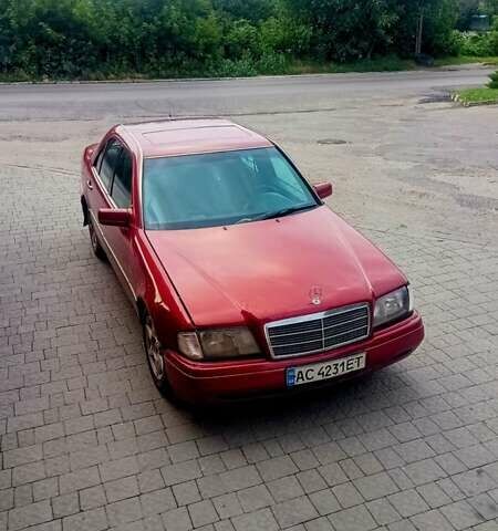 Красный Мерседес Ц-Класс, объемом двигателя 1.8 л и пробегом 303 тыс. км за 2600 $, фото 1 на Automoto.ua