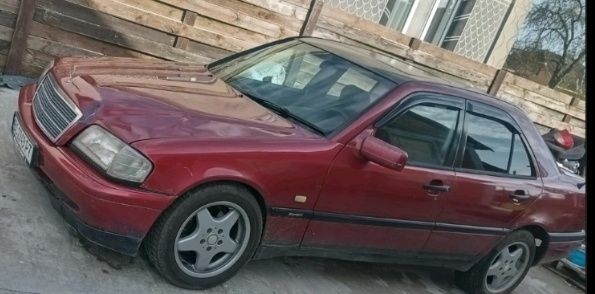 Красный Мерседес Ц-Класс, объемом двигателя 1.8 л и пробегом 233 тыс. км за 2500 $, фото 1 на Automoto.ua