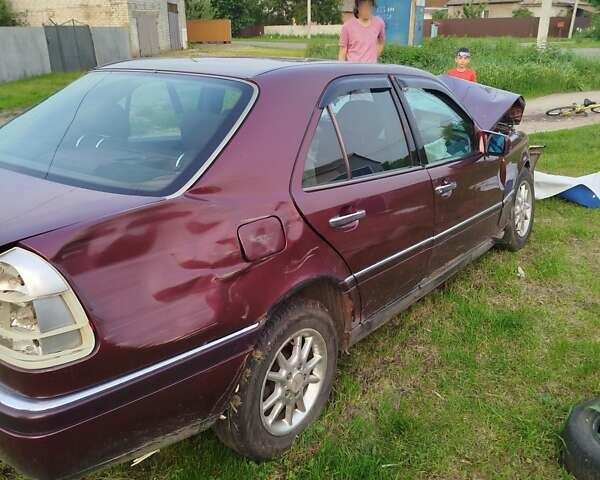 Мерседес Ц-Клас 1995 у Яготине на Automoto.ua Червоний Мерседес Ц-Клас, об'ємом двигуна 2.2 л та пробігом 250 тис. км за 600 $, фото 1 на Automoto.ua