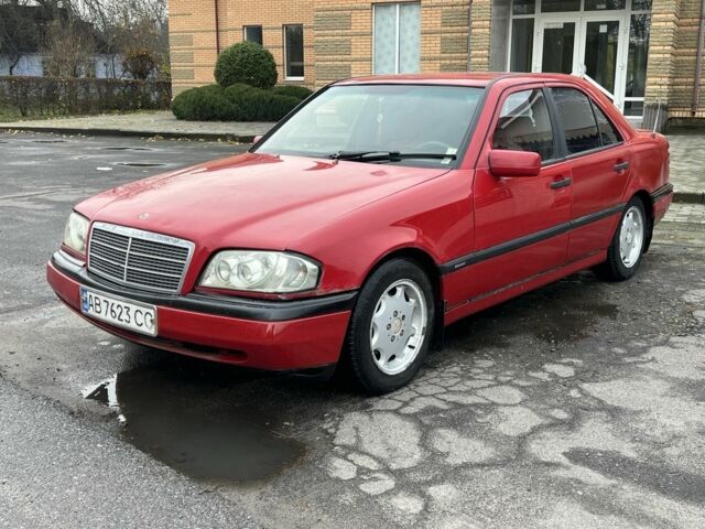 Красный Мерседес Ц-Класс, объемом двигателя 1.8 л и пробегом 250 тыс. км за 2000 $, фото 1 на Automoto.ua