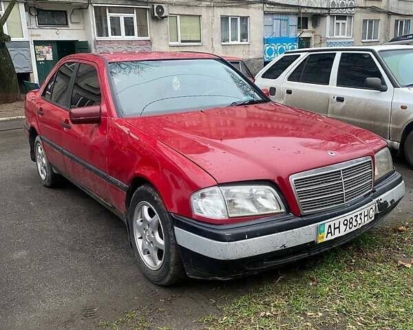 Красный Мерседес Ц-Класс, объемом двигателя 1.8 л и пробегом 320 тыс. км за 1300 $, фото 1 на Automoto.ua