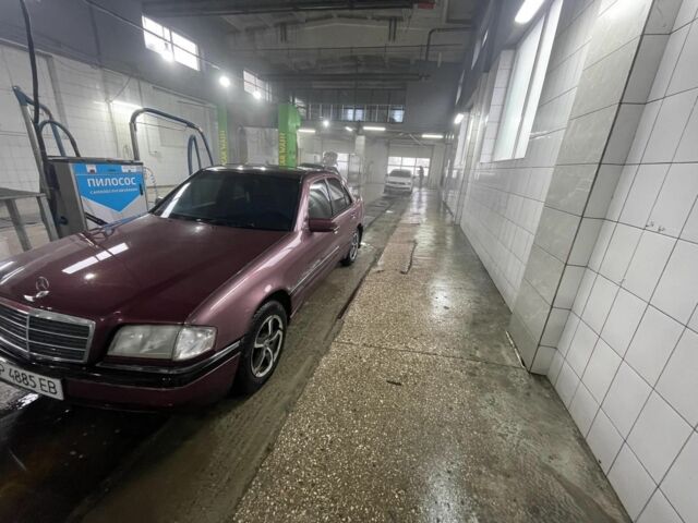 Красный Мерседес Ц-Класс, объемом двигателя 1.8 л и пробегом 10 тыс. км за 2000 $, фото 1 на Automoto.ua