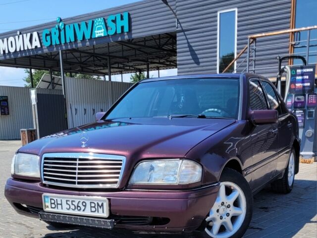 Красный Мерседес Ц-Класс, объемом двигателя 0 л и пробегом 300 тыс. км за 2300 $, фото 1 на Automoto.ua