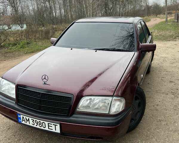 Красный Мерседес Ц-Класс, объемом двигателя 1.8 л и пробегом 280 тыс. км за 3000 $, фото 1 на Automoto.ua
