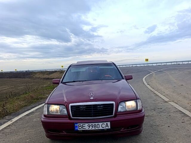 Красный Мерседес Ц-Класс, объемом двигателя 1.8 л и пробегом 426 тыс. км за 2850 $, фото 1 на Automoto.ua