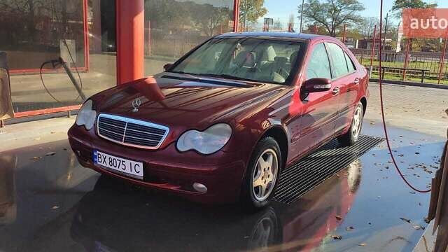 Красный Мерседес Ц-Класс, объемом двигателя 2 л и пробегом 318 тыс. км за 4700 $, фото 1 на Automoto.ua