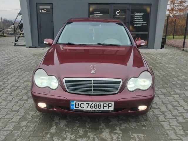 Красный Мерседес Ц-Класс, объемом двигателя 2 л и пробегом 376 тыс. км за 3900 $, фото 1 на Automoto.ua
