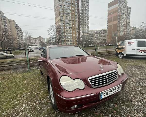 Красный Мерседес Ц-Класс, объемом двигателя 2 л и пробегом 234 тыс. км за 4500 $, фото 1 на Automoto.ua