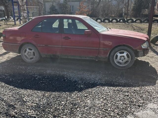 Червоний Мерседес Ц-Клас, об'ємом двигуна 2.2 л та пробігом 3 тис. км за 750 $, фото 1 на Automoto.ua