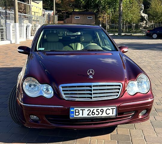 Червоний Мерседес Ц-Клас, об'ємом двигуна 3 л та пробігом 190 тис. км за 8000 $, фото 1 на Automoto.ua