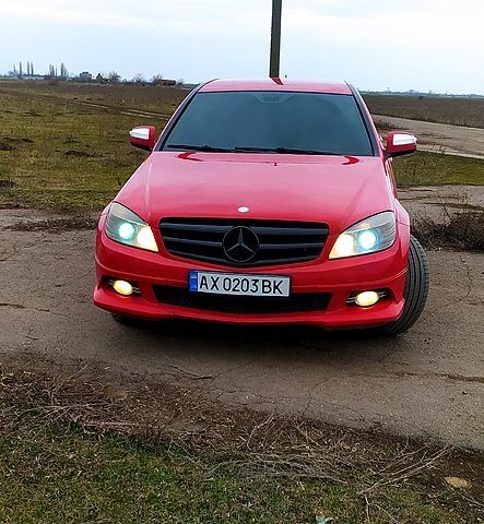 Красный Мерседес Ц-Класс, объемом двигателя 30 л и пробегом 280 тыс. км за 5500 $, фото 1 на Automoto.ua