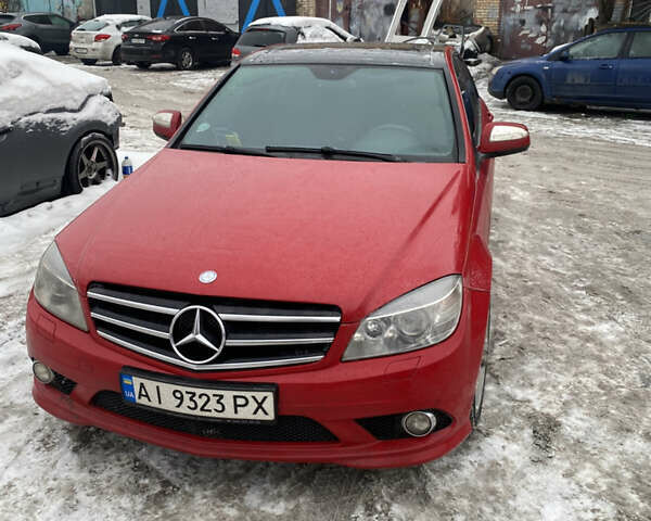 Красный Мерседес Ц-Класс, объемом двигателя 3 л и пробегом 300 тыс. км за 7500 $, фото 1 на Automoto.ua