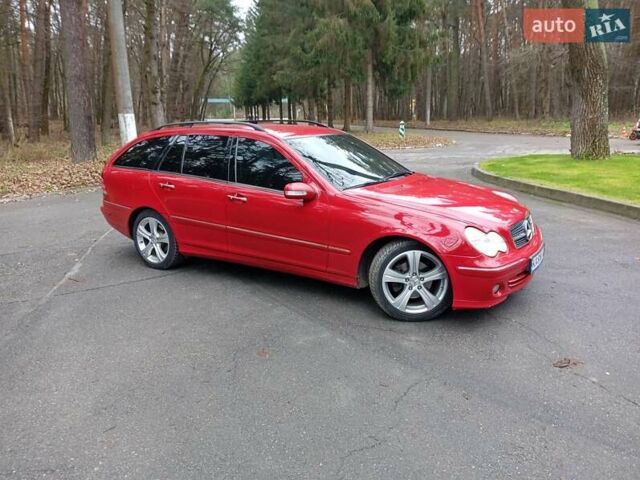 Красный Мерседес Ц-Класс, объемом двигателя 2.2 л и пробегом 467 тыс. км за 6300 $, фото 1 на Automoto.ua