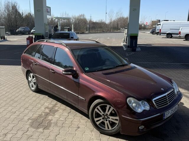 Красный Мерседес Ц-Класс, объемом двигателя 2.2 л и пробегом 300 тыс. км за 3250 $, фото 1 на Automoto.ua