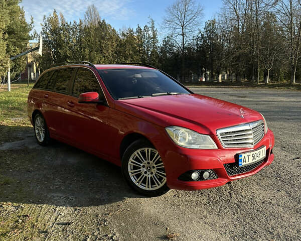 Червоний Мерседес Ц-Клас, об'ємом двигуна 2.2 л та пробігом 270 тис. км за 11000 $, фото 1 на Automoto.ua
