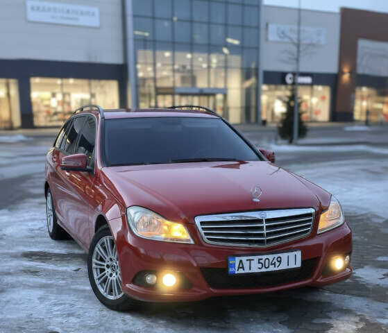 Красный Мерседес Ц-Класс, объемом двигателя 2.2 л и пробегом 300 тыс. км за 10200 $, фото 1 на Automoto.ua