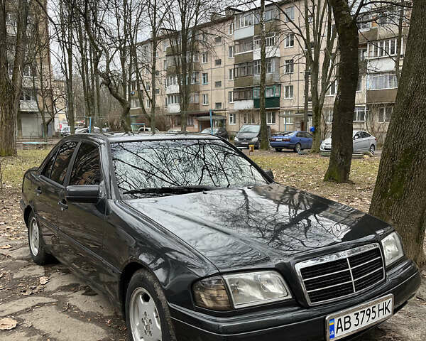 Мерседес Ц-Класс, объемом двигателя 1.8 л и пробегом 400 тыс. км за 3300 $, фото 1 на Automoto.ua