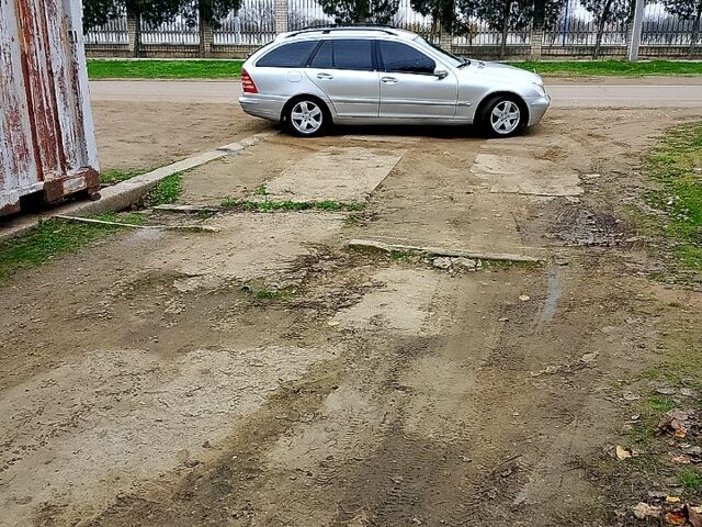 Мерседес Ц-Класс, объемом двигателя 2.2 л и пробегом 425 тыс. км за 4999 $, фото 1 на Automoto.ua