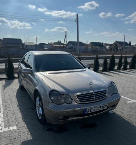 Желтый Мерседес Ц-Класс, объемом двигателя 2 л и пробегом 260 тыс. км за 4000 $, фото 1 на Automoto.ua