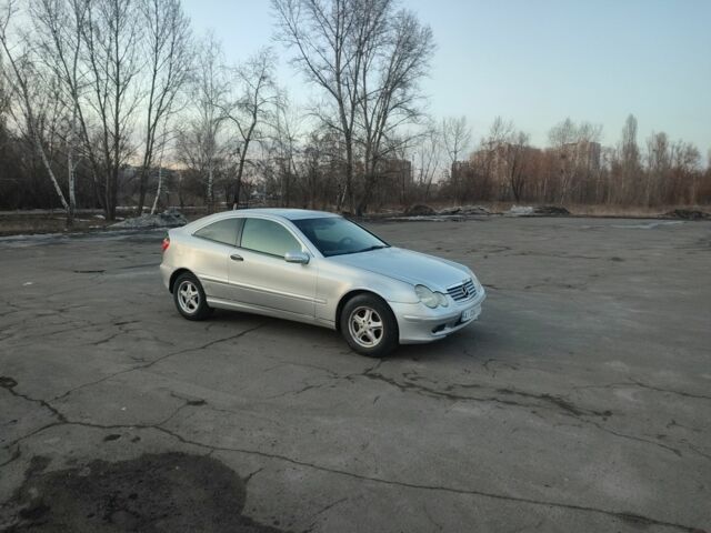 Сірий Мерседес Ц-Клас, об'ємом двигуна 2 л та пробігом 300 тис. км за 2850 $, фото 1 на Automoto.ua