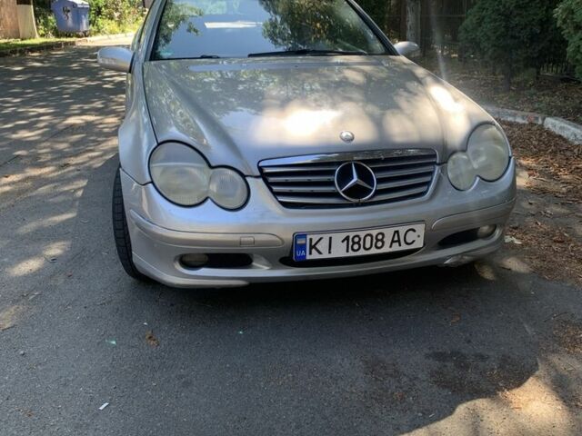 Серый Мерседес Ц-Класс, объемом двигателя 2 л и пробегом 269 тыс. км за 2900 $, фото 1 на Automoto.ua