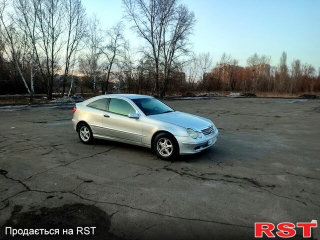 Серый Мерседес Ц-Класс, объемом двигателя 2 л и пробегом 300 тыс. км за 2850 $, фото 1 на Automoto.ua