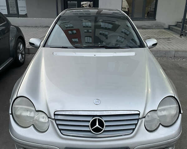 Сірий Мерседес Ц-Клас, об'ємом двигуна 2 л та пробігом 256 тис. км за 2900 $, фото 1 на Automoto.ua