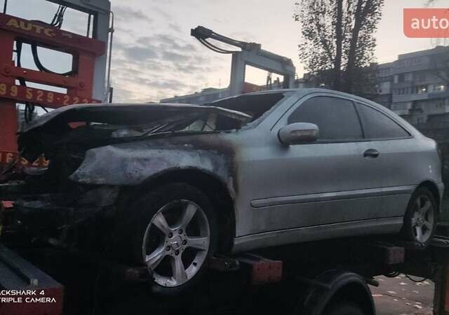 Сірий Мерседес Ц-Клас, об'ємом двигуна 2 л та пробігом 380 тис. км за 1100 $, фото 1 на Automoto.ua