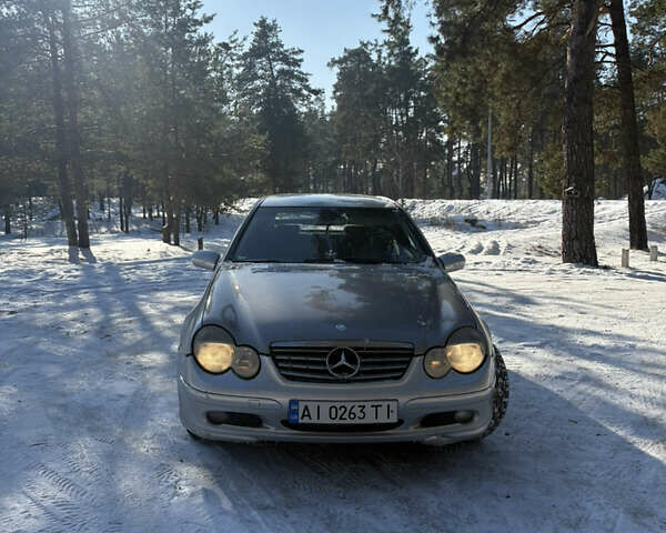 Серый Мерседес Ц-Класс, объемом двигателя 2 л и пробегом 300 тыс. км за 3500 $, фото 1 на Automoto.ua
