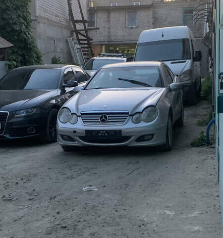 Сірий Мерседес Ц-Клас, об'ємом двигуна 1.8 л та пробігом 384 тис. км за 2500 $, фото 1 на Automoto.ua