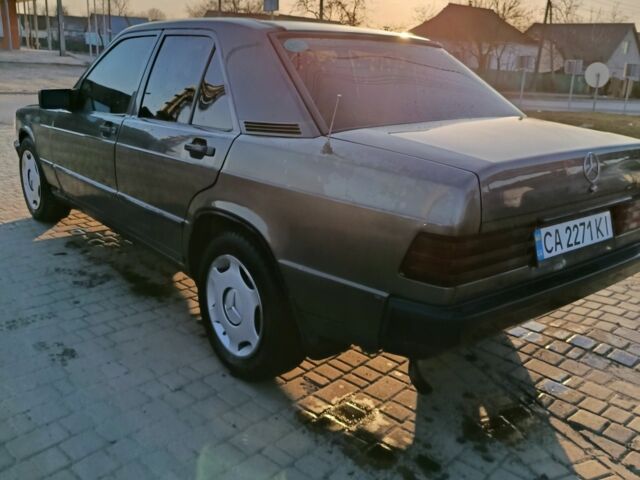 Серый Мерседес Ц-Класс, объемом двигателя 2 л и пробегом 120 тыс. км за 1750 $, фото 1 на Automoto.ua